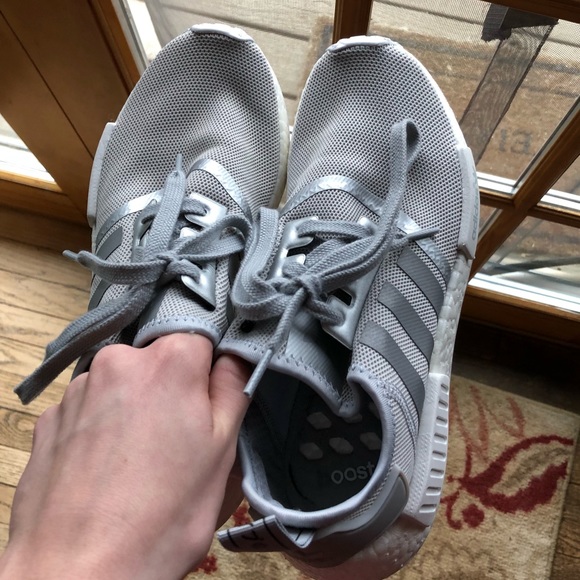 adidas, grigio e bianco r1s nmd dimensioni donne 8 poshmark adidas, grigio e bianco r1s nmd dimensioni donne 8 poshmark
